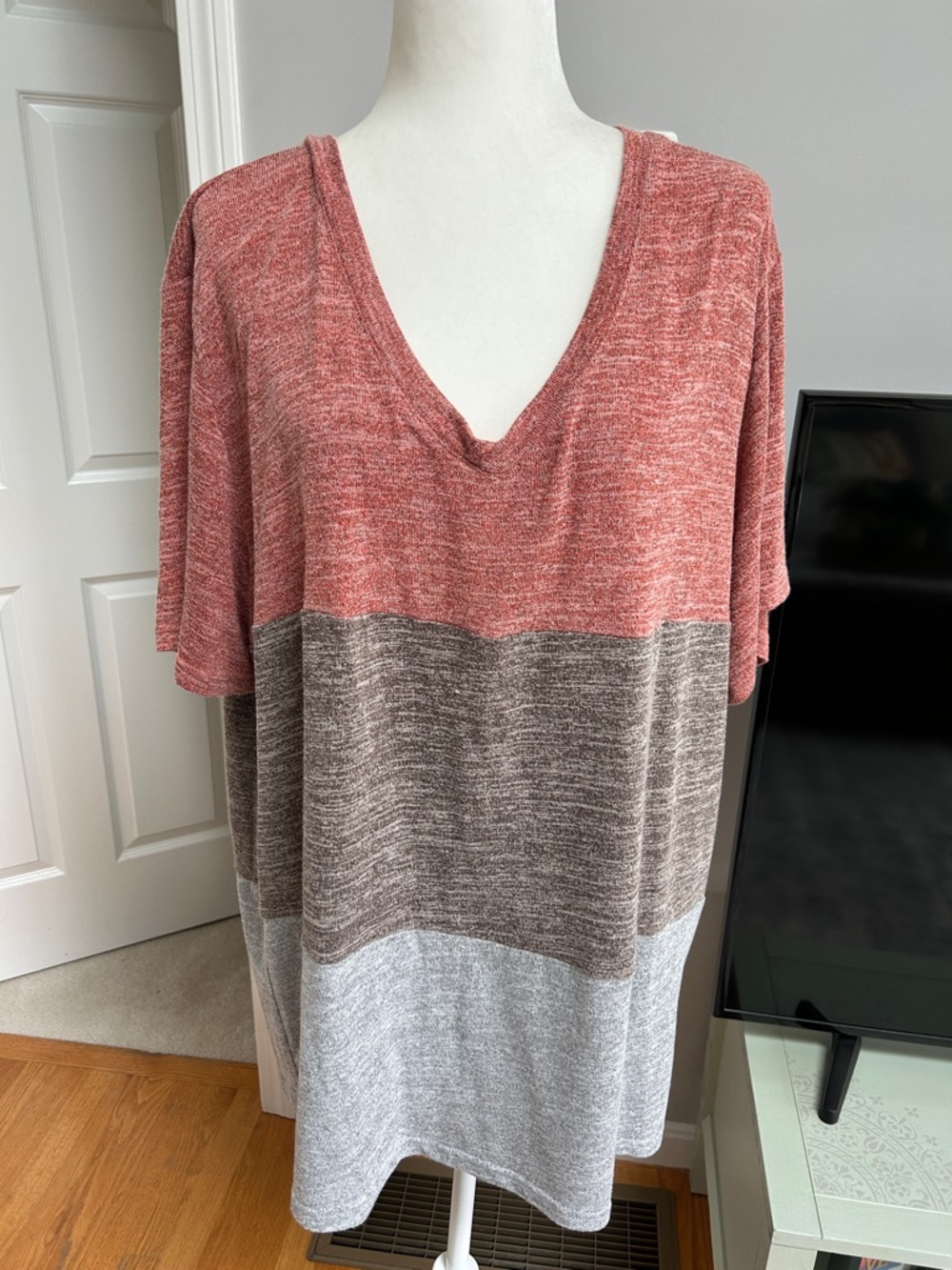 Women’s Colorblock V-Neck Top in Dusty Rose, Taupe & Light Gray